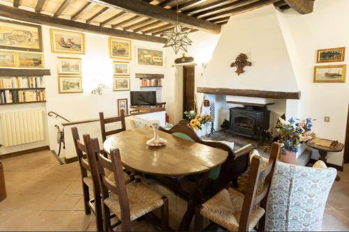 Area soggiorno di GiuMa Tuscany Historic Lux Farmhouse near Saturnia Spa