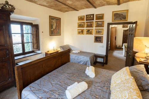 Letto o letti in una camera di GiuMa Tuscany Historic Lux Farmhouse near Saturnia Spa