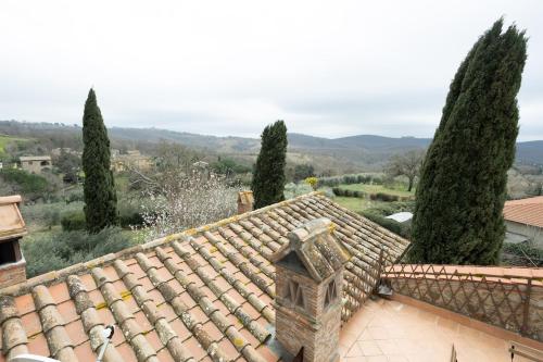 Vista generica sulle montagne o vista sulle montagne dall'interno della casa vacanze