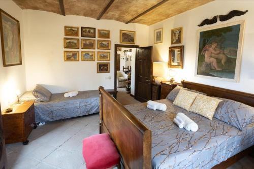 Letto o letti in una camera di GiuMa Tuscany Historic Lux Farmhouse near Saturnia Spa