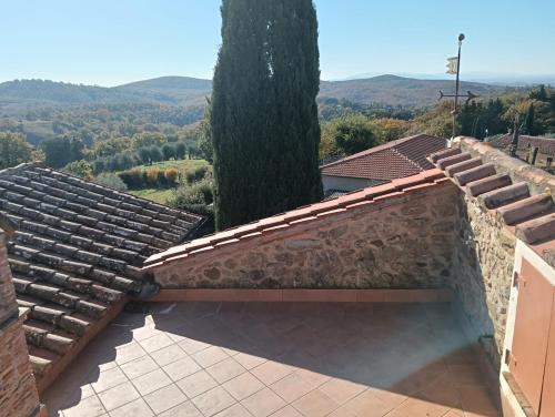 Vista generica sulle montagne o vista sulle montagne dall'interno della casa vacanze