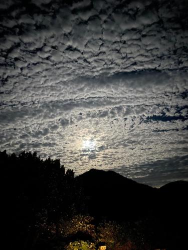 a cloudy sky with the sun in the background at Sambaqui Hostel in Ilhabela