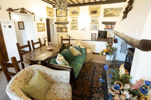 Area soggiorno di GiuMa Tuscany Historic Lux Farmhouse near Saturnia Spa