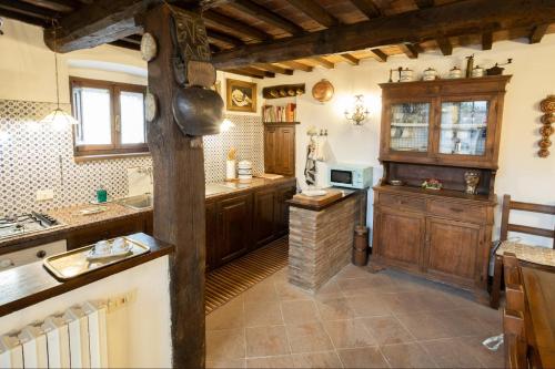 Cucina o angolo cottura di GiuMa Tuscany Historic Lux Farmhouse near Saturnia Spa