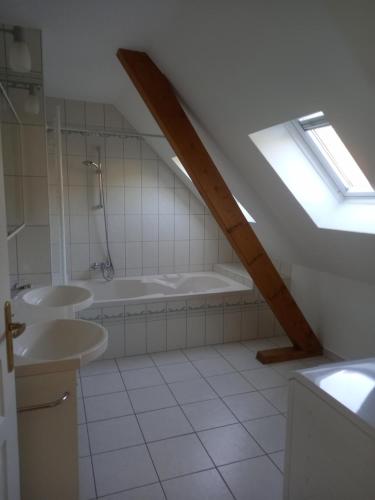 Koupelna v ubytování Le panorama - Appartement meublé 5 pièces cuisine salle de bain