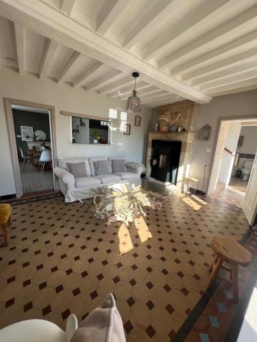 un salon avec un canapé et une table dans l'établissement Maison de vacances vaux sur seulles, à Vaux-sur-Seulles