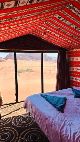 ワディ・ラムにあるWadi Rum Spiritの砂漠の景色を望むテント内のベッド1台