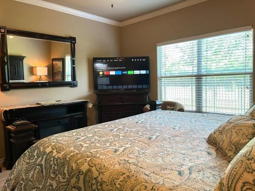 Ένα ή περισσότερα κρεβάτια σε δωμάτιο στο King Suite, 2 Bed 2 Bath, Sleeps 6
