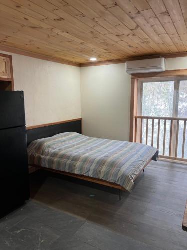 Postel nebo postele na pokoji v ubytování Brookside Motor Inn