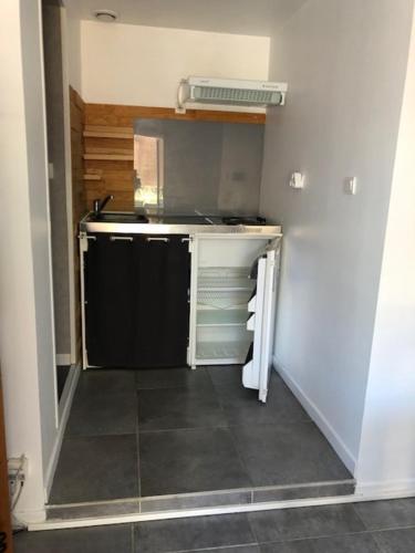 Il comprend une petite cuisine équipée d'une cuisinière et d'un réfrigérateur. dans l'établissement Logement T2 avec terrasse idéal Loire à vélo, à Saint-Brévin-les-Pins