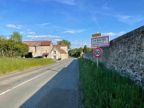 un panneau indiquant qu'aucun véhicule n'est apposé sur le côté d'une route dans l'établissement APPARTEMENT MODERNE DANS FERME DU 13éme SIECLE, à Fontaine-Chaâlis
