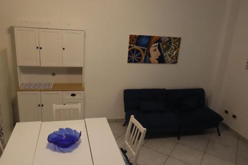 a living room with a table and a black chair at Appartamenti la vuci in Partanna