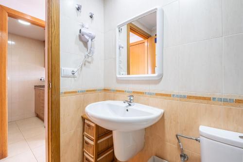 Kúpeľňa v ubytovaní Torre Mar 20-D Apartment Levante Beach