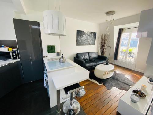 une cuisine et un salon avec un comptoir blanc dans l'établissement Turbigo, à Paris