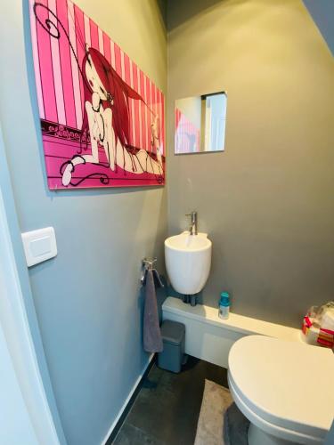 une salle de bain avec toilettes et lavabo dans l'établissement Turbigo, à Paris