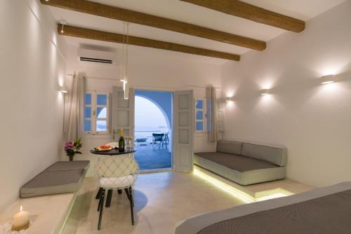 Ruang duduk di Oia Suites