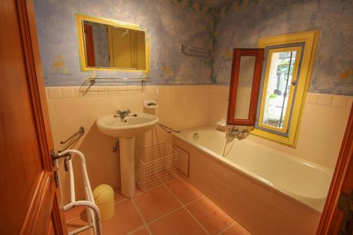 une salle de bain avec un lavabo et une baignoire dans l'établissement Locaspera, à Spéracèdes