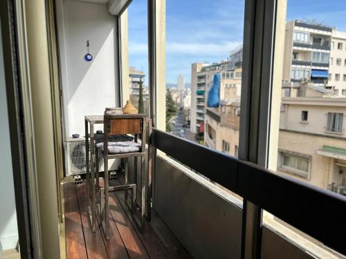 un balcon avec vue sur une ville dans l'établissement Mermoz Luxury Suite, à Marseille