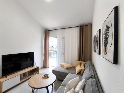 PEARL Los Cristianos - AC, pool, fibre net, tv channels, calm atmosphere