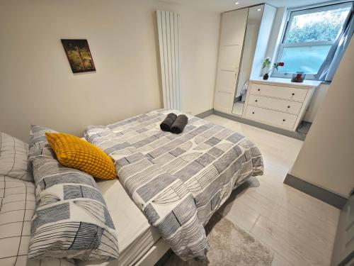 Ένα ή περισσότερα κρεβάτια σε δωμάτιο στο Bright 2 Bedroom Flat with Patio 10 min to Camden Market