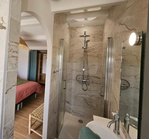 une salle de bain avec douche et lavabo dans l'établissement Maison Mam Oléron, à Grand-Village-Plage