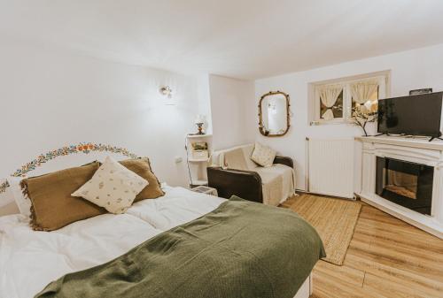 Una sala de estar con una cama y una chimenea. en Republicii Rustic Apartament in Brașov City Center, en Brasov