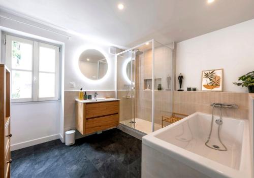une salle de bain avec une baignoire, une douche et un lavabo dans l'établissement La Nuit étoilée - Maison d 'artiste - Auvers-sur-Oise, à Auvers-sur-Oise