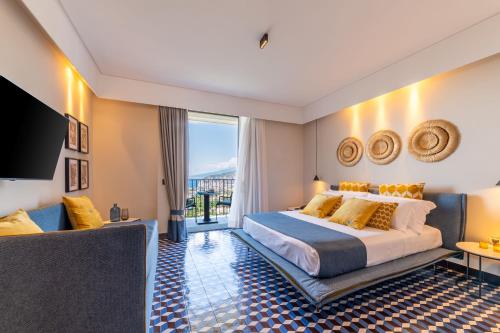 Ένα ή περισσότερα κρεβάτια σε δωμάτιο στο Sorrento-luxury Suites