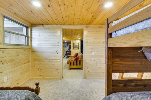 Un lugar para sentarse en Beautiful Chetek Home with Prairie Lake Access!