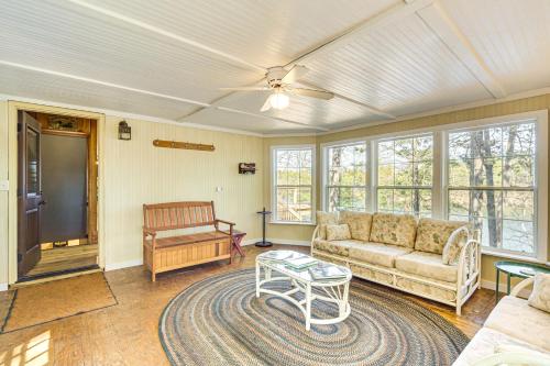 Un lugar para sentarse en Beautiful Chetek Home with Prairie Lake Access!