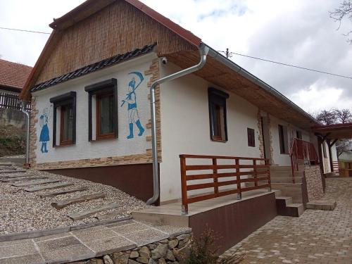 Budova, kde se chata nachází
