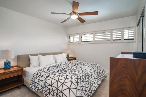 a bedroom with a bed and a ceiling fan at Sugar Beach 502 in Kihei