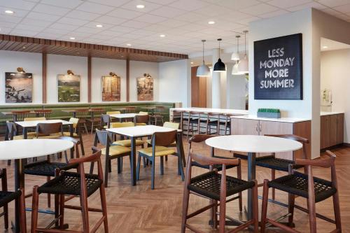 a restaurant with tables and chairs and a bar at Fairfield by Marriott Inn & Suites Durham in Durham