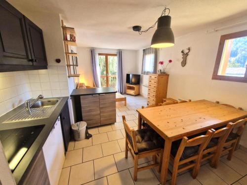 Photo de la galerie de l'établissement Les Chalets D'arrondaz - Bel appartement 6/8 personnes 48 m² MAE-0724, à Modane