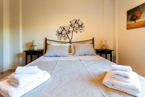 Una cama o camas en una habitación de Nelly's Place Sea View