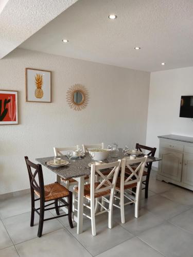ein Esszimmer mit Tisch und Stühlen in der Unterkunft superbe appartement vue port in Leucate-Plage