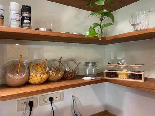 półka z miskami z jedzeniem w obiekcie Heritage hotel Viganj w Orebiciu