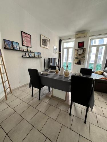une salle à manger avec une table et des chaises dans une pièce dans l'établissement Appartement Centre Ville de Nice, à Nice