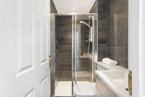 une salle de bains avec douche, toilettes et lavabo dans l'établissement Grove Cottage - North East Escapes, à Bamburgh