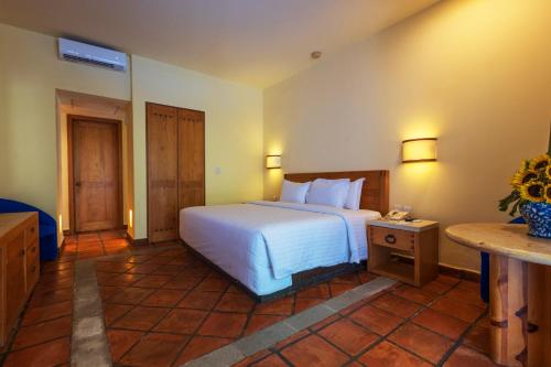 Ένα ή περισσότερα κρεβάτια σε δωμάτιο στο Hotel Rancho San Diego Grand Spa Resort