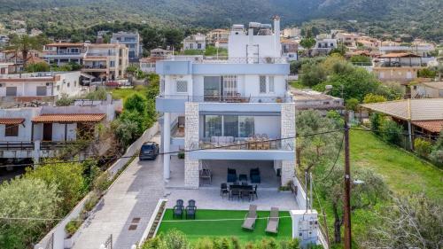Το κτήριο όπου στεγάζεται  η βίλα