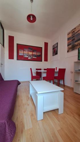 Posezení v ubytování Red blue with private parking and Gray blue apartment