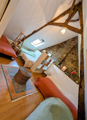Cette chambre mansardée comprend deux lits et une échelle. dans l'établissement La Barbotierre 10 Personnes en bord de mer, à Cherrueix
