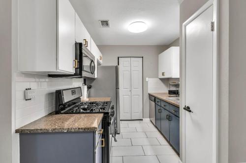 Una cocina o cocineta en Cowboy Oasis By Domain Wi-Fi King Bed
