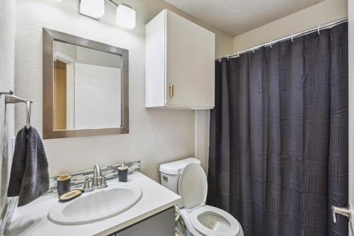 Un baño de Cowboy Oasis By Domain Wi-Fi King Bed