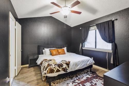 Una cama o camas en una habitación de Cowboy Oasis By Domain Wi-Fi King Bed