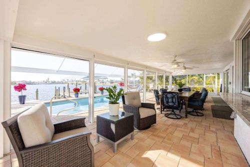 Bazén v ubytování Waterfront Escape Luxurious Stay nebo v jeho okolí