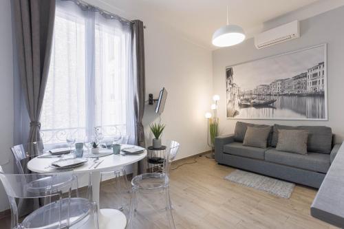 un salon avec une table blanche et un canapé dans l'établissement Les Serbes - 6mn du Palais&Plage, centre, charmant, à Cannes