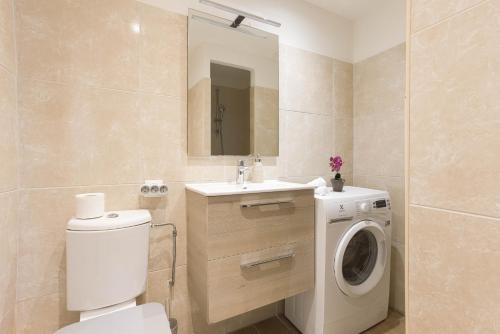 La salle de bains est pourvue de toilettes et d'un lave-linge. dans l'établissement Les Serbes - 6mn du Palais&Plage, centre, charmant, à Cannes