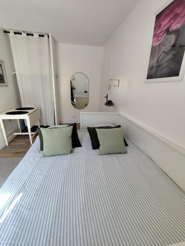 ブレストにあるStudio Brest quartier St Michelのベッド1台(枕2つ、ピアノ付)が備わる客室です。
